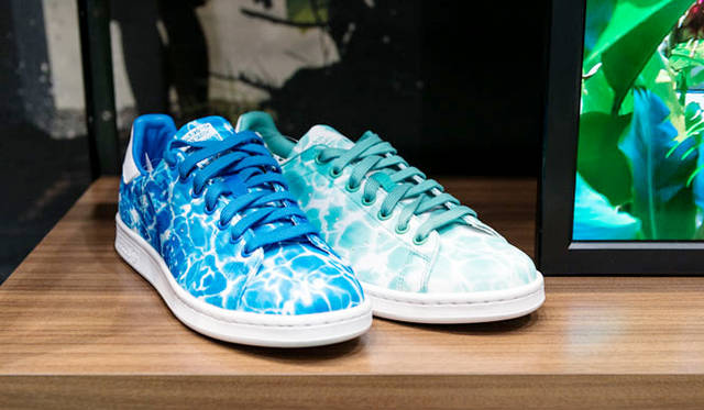 <strong>ISETAN MEN’S｜イセタンメンズ</strong><br />「KICK THE CITY」第2弾　ハワイの朝を想定したコーナーにあるアディダス オリジナルス「スタンスミス」。総ツイル生地のアッパーに、プールに写る水面を模した派手な昇華プリントをあしらっている。各1万2960円