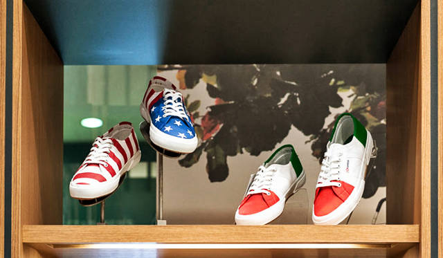 <strong>ISETAN MEN’S｜イセタンメンズ</strong><br />「KICK THE CITY」第2弾　「SUPERGA（スペルガ）」の「KICK THE CITY」限定のエクスクルーシブモデルは、アッパーにイタリアの国旗とアメリカの国旗をプリントした大胆なデザイン。今シーズン買えるのは今回だけ！　各9504円