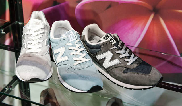 <strong>ISETAN MEN’S｜イセタンメンズ</strong><br />「KICK THE CITY」第2弾　ハワイの朝を想定したコーナーにあるニューバランス「996」各1万4904円、ニューカラーの「1400」2万4840円