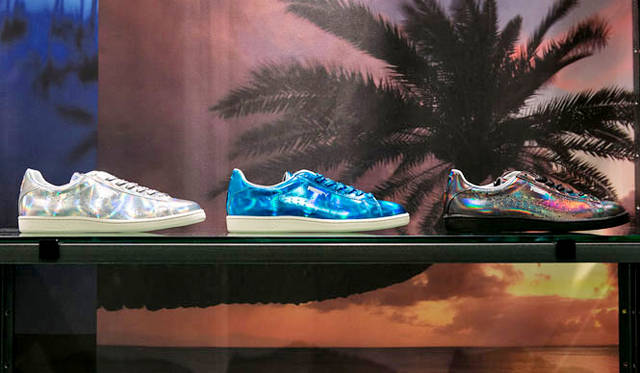 <strong>ISETAN MEN’S｜イセタンメンズ</strong><br />「KICK THE CITY」第2弾　ハワイの夜を想定したコーナーにあるプーマ各2万8080円