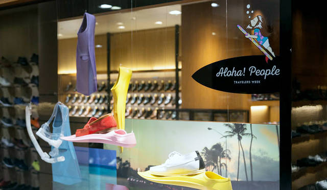 <strong>ISETAN MEN’S｜イセタンメンズ</strong><br />伊勢丹新宿店メンズ館地下1階＝紳士靴売場 “トラベラーズウィーク” ディスプレイ