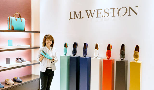 <strong>ISETAN MEN’S｜イセタンメンズ</strong><br />「Le Moc Weston」のアクアブルーを手にする紳士靴バイヤーの中村良枝さん