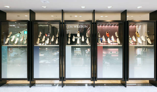 <strong>ISETAN MEN’S｜イセタンメンズ</strong><br />伊勢丹新宿店メンズ館地下1階＝紳士靴売場「ハイエンド」コーナー。「Le Moc Weston」に実際に使用されているラスト（木型）をディスプレイで展開