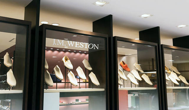 <strong>ISETAN MEN’S｜イセタンメンズ</strong><br />伊勢丹新宿店メンズ館地下1階＝紳士靴売場「ハイエンド」コーナー。「Le Moc Weston」に実際に使用されているラスト（木型）をディスプレイで展開