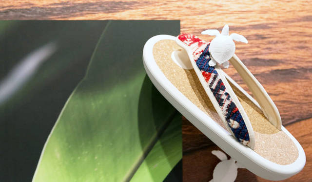 <strong>ISETAN MEN’S｜イセタンメンズ</strong><br />伊勢丹新宿店メンズ館地下1階＝紳士靴売場　「JoJo（ジョジョ）」ビーチサンダル “desertic（デザーティック）” のヴィンテージニットを使った別注。3万4560円