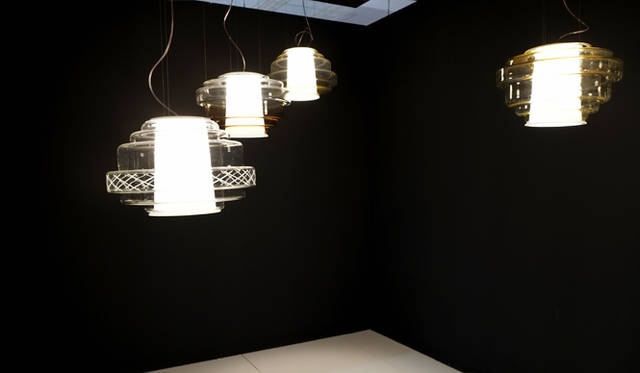 ヴェネチアンガラスを使ったArtemideの新作「Reverso Strip」