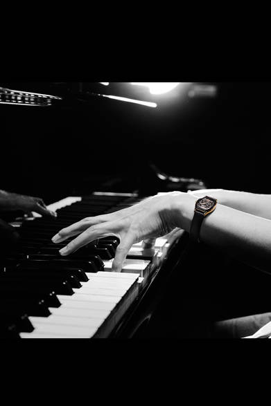 <strong>シチズン クロスシー</strong><br />直径｜24.4mm<br />厚さ｜7.3mm<br />ムーブメント｜クォーツ（エコ･ドライブ電波時計）<br />パワーリザーブ｜約3年（フル充電時、パワーセーブ作動時）<br />ストラップ｜カーフ<br />防水｜5気圧<br />限定数｜1000本<br />発売日｜6月10日<br />価格｜10万8000円<br />