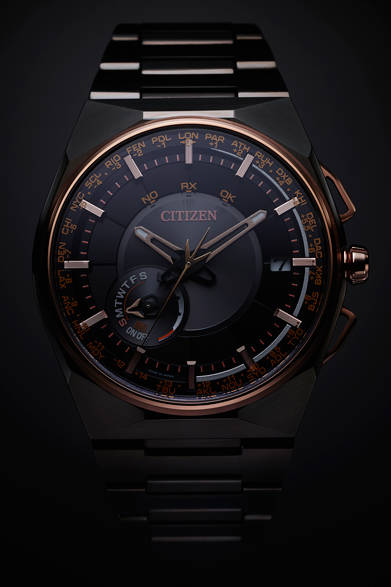 <strong>エコ・ドライブ サテライト ウエーブ F100</strong><br />直径｜45.4mm<br />厚さ｜12.5mm<br />ムーブメント｜クォーツ（エコ･ドライブ衛星電波時計）<br />パワーリザーブ｜約7年（フル充電時、パワーセーブ作動時）<br />ケース╱バンド｜スーパーチタニウム（デュラテクトDLC＋デュラテクトゴールド）<br />防水｜10気圧<br />限定数｜世界限定2000本<br />発売日｜6月10日<br />価格｜21万6000円<br />