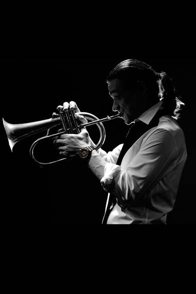 TOKU氏が装着しているのは、エコ・ドライブ サテライト ウエーブ F100<br /><br /><strong>エコ・ドライブ サテライト ウエーブ F100</strong><br />直径｜45.4mm<br />厚さ｜12.5mm<br />ムーブメント｜クォーツ（エコ･ドライブ衛星電波時計）<br />パワーリザーブ｜約7年（フル充電時、パワーセーブ作動時）<br />ケース╱バンド｜スーパーチタニウム（デュラテクトDLC＋デュラテクトゴールド）<br />防水｜10気圧<br />限定数｜世界限定2000本<br />発売日｜6月10日<br />価格｜21万6000円<br />