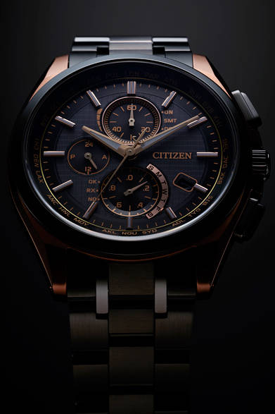 <strong>シチズン アテッサ</strong><br />直径｜43mm<br />厚さ｜9.9mm<br />ムーブメント｜クォーツ（多局受信型エコ･ドライブ電波時計）<br />パワーリザーブ｜約10カ月（フル充電時、パワーセーブ作動時）<br />ケース╱バンド｜スーパーチタニウム（デュラテクトDLC＋デュラテクトゴールド）<br />防水｜10気圧<br />限定数｜2000本<br />発売日｜6月10日<br />価格｜15万1200円<br />