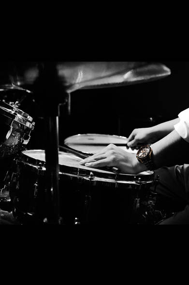 <strong>シチズン アテッサ</strong><br />直径｜43mm<br />厚さ｜9.9mm<br />ムーブメント｜クォーツ（多局受信型エコ･ドライブ電波時計）<br />パワーリザーブ｜約10カ月（フル充電時、パワーセーブ作動時）<br />ケース╱バンド｜スーパーチタニウム（デュラテクトDLC＋デュラテクトゴールド）<br />防水｜10気圧<br />限定数｜2000本<br />発売日｜6月10日<br />価格｜15万1200円<br />