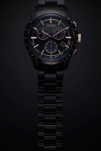 <strong>シチズン コレクション</strong><br />直径｜39mm<br /><br />厚さ｜11.5mm<br /><br />ムーブメント｜クォーツ（エコ･ドライブ）<br />パワーリザーブ｜約8カ月（フル充電時、パワーセーブ作動時）<br />ケース╱バンド｜ステンレス<br />防水｜10気圧<br />限定数｜3000本<br />発売日｜6月10日<br />価格｜5万4000円<br />