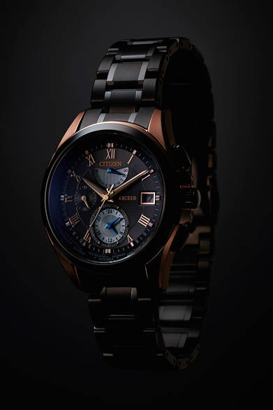<strong>シチズン エクシード</strong><br />直径｜43mm<br />厚さ｜11.7mm<br />ムーブメント｜クォーツ（多局受信型エコ･ドライブ電波時計）<br />パワーリザーブ｜約8カ月（フル充電時、パワーセーブ作動時）<br />ケース╱バンド｜スーパーチタニウム（デュラテクトDLC＋デュラテクトゴールド）<br />防水｜10気圧<br />限定数｜850本<br />発売日｜6月10日<br />価格｜27万円<br />