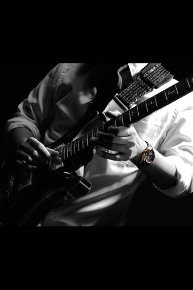 <strong>シチズン エクシード</strong><br />直径｜43mm<br />厚さ｜11.7mm<br />ムーブメント｜クォーツ（多局受信型エコ･ドライブ電波時計）<br />パワーリザーブ｜約8カ月（フル充電時、パワーセーブ作動時）<br />ケース╱バンド｜スーパーチタニウム（デュラテクトDLC＋デュラテクトゴールド）<br />防水｜10気圧<br />限定数｜850本<br />発売日｜6月10日<br />価格｜27万円<br />