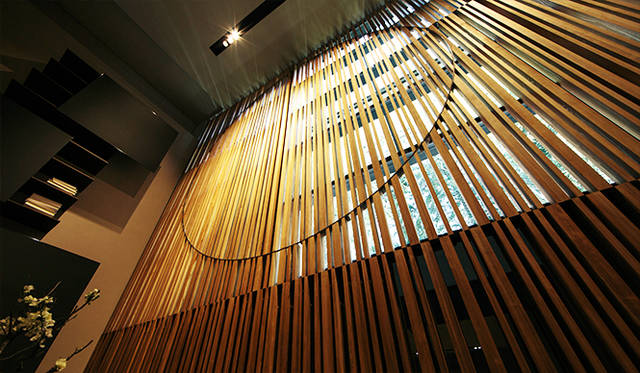 Inspired by Komyoin temple in Kyoto, a 'wooden wall' features a huge round window and a latticework made out of cedar.