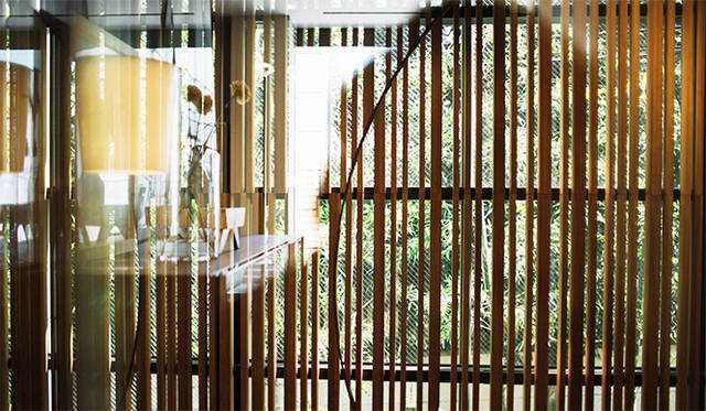 The ‘wooden wall’ blurs the line between inside and outside. Even when you’re inside the store, you’re still interacting with green garden of Nezu Museum outside. 