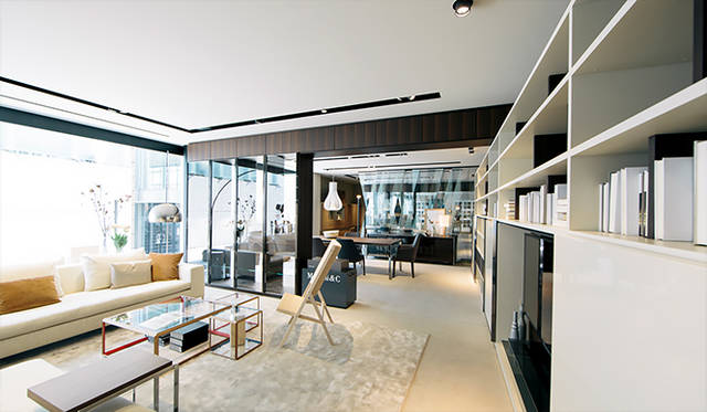 The space is divided on two levels. The fIrst floor, devoted to living and dining scene, houses the latest Molteni&C collections by international architects and designers.