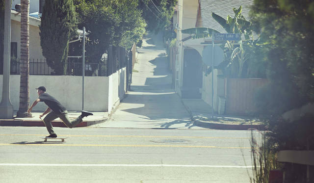 写真1から5は、キャンペーンのイメージビジュアル。エリック・コストンは、スケートボードの独自のスタイルやトリックで世界中のスケートボーダーに影響を与えている。