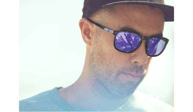 オークリーの「ENDURO™」のアジアフィットモデルを着用したエリック・コストン。