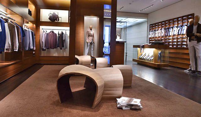 <strong>Ermenegildo Zegna｜エルメネジルド ゼニア</strong><br />スツール「バコ（Baco）」