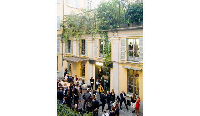 ボッフィのショールームでおこなわれたパーティーの様子。通りにまで人であふれている