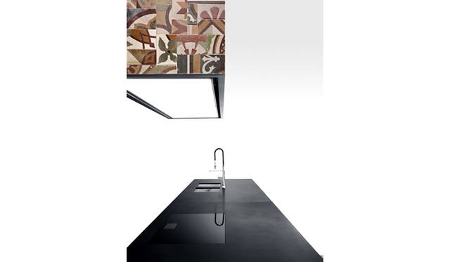 レンジフード「Tile 」by Piero Lissoni（2015）<br>キッチンキッチン「K14 」by Norbert Wangen（2007）