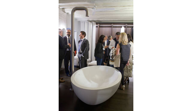 バスタブ「Fisher Island」by Piero Lissoni（2015）<br>蛇口「Pipe」 by Marcel Wanders（2015）