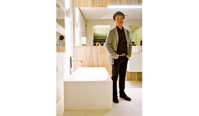 会場を訪れたデザイナーの深澤直人氏