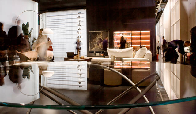 内観｜モルテーニ　フィエラ会場<br> 手前：テーブル｜SFERA by Ron Gilad<br> 中央：ソファ｜REVERSI XL by Studio Hannes Wettstein<br> 左２脚：アームチェア｜D154.2 by Gio Ponti<br> 左奥：本棚｜GRADUATE by Jean Nouvel<br>