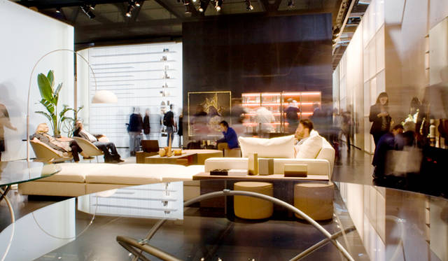 内観｜モルテーニ　フィエラ会場<br> 手前：テーブル｜SFERA by Ron Gilad<br> 中央：ソファ｜REVERSI XL by Studio Hannes Wettstein<br> 左２脚：アームチェア｜D154.2 by Gio Ponti<br> 左奥：本棚｜GRADUATE by Jean Nouvel<br>