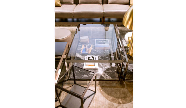 フレーム｜GRADO by Ron Gilad<br> ラグ｜rug by Patricia Urquiola<br>