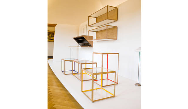 ミラノ市近代美術館 モルテーニ 展示室８<br> デスク｜SEGRETO by Ron Gilad / 2014<br>       （エルデコインターナショナルデザインアワード 家具部門 受賞）<br> 本棚｜GRADO °  Bookshelf by Ron Gilad / 2014<br> フレーム｜GRADO by Ron Gilad / 2012<br>