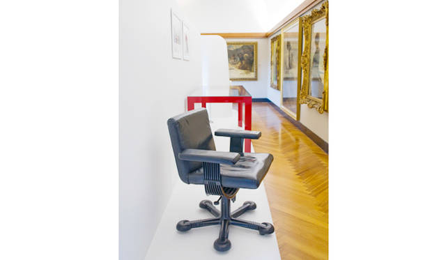 ミラノ市近代美術館 モルテーニ 展示室９<br> オフィスチェア｜MIX by Alfa and Tobia Scarpa / 1975<br> テーブル｜NAO’S by Pierluigi Cerri / 1994<br>