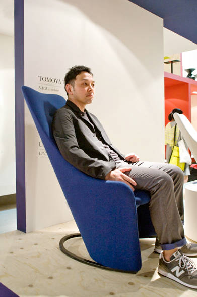 デザイナーの田渕智也氏。アームチェア「NAGI」by Tomoya Tabuchi