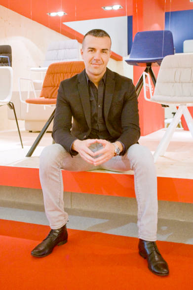 ヴィッカルベ創業者でCEO兼デザイナーのVictor Carrasco（ビクター・カラスコ）氏。チェア「MAARTEN（マーティン）」by Victor Carrasco