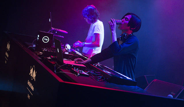 オープニングイベントでパフォーマンスを披露したチップ田中と「DE DE MOUSE（デデマウス）」