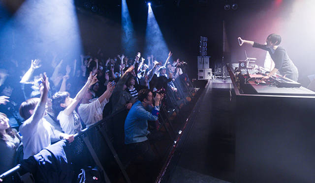 オープニングイベントでパフォーマンスを披露したチップ田中と「DE DE MOUSE（デデマウス）」