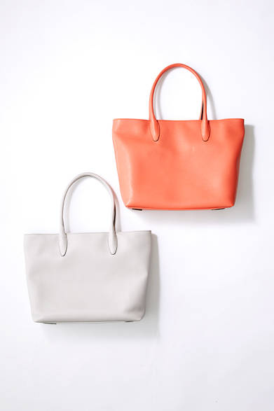 <strong>Ducato di MILANO｜ドゥカート・ディ・ミラノ</strong><br><br>  シュリンクレザーの柔らかな風合いと、これからの季節に重宝する清涼感あるパステルカラーが美しい、阪急メンズ限定トートバッグ。多くの一流ブランドの製作も手掛けるミラノの名ファクトリーで生産されているため、クオリティも折り紙付き。 <br><br> トートバッグ ［W48×H34×D12cm］各4万4280円 ［阪急メンズ限定］（ドゥカート・ディ・ミラノ｜阪急メンズ東京 1階／阪急メンズ大阪 1階）