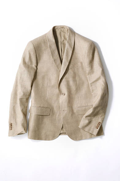 <strong>agnes b.HOMME｜アニエスベー オム</strong><br><br>  タキシードで用いられるショールカラーや、クラシックな千鳥格子柄を採用することで、エレガントな見た目に。そこに、ウール×リネン素材を使用することで、絶妙な抜け感をもプラス。大人っぽい落ち着きと涼しさを同時に纏うことができる一着。 <br><br> ジャケット6万8040円（アニエスベー オム／阪急メンズ東京 6階）