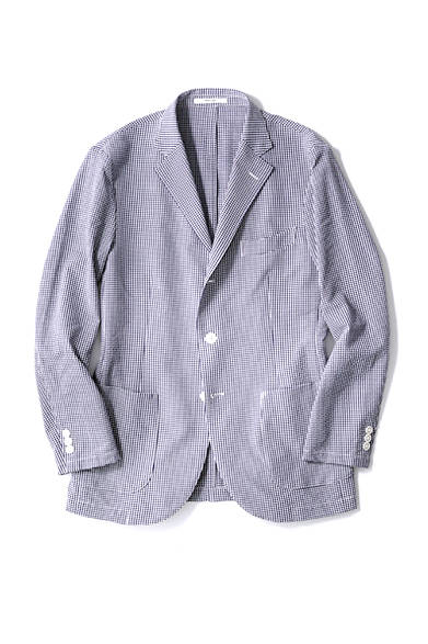 <strong>Mackintosh Philosophy｜マッキントッシュ フィロソフィー</strong><br><br>  同ブランドの定番である“トロッタージャケット”を最も軽く、シアサッカー素材で仕立てた一枚。シワになりにくいため、出張時の一枚としても便利。また自宅で手軽に洗えるため、盛夏でも清潔感をつねにキープできるのもうれしい。 <br><br> ジャケット3万2400円（マッキントッシュ フィロソフィー｜阪急メンズ東京 ５階／阪急メンズ大阪 地下1階）