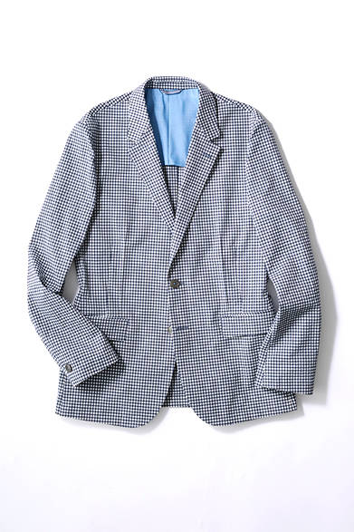 <strong>LANVIN en Bleu｜ランバン オン ブルー</strong><br><br>  クールマックス機能を備えたシアサッカー素材のジャケットは、阪急メンズ東京限定モデル。襟裏のメッシュ仕様が涼しい見た目を、ダブルダーツがシャープな見た目を演出。製品洗いによるこなれた着心地だけでなく、見た目も涼やかな印象に。 <br><br> ジャケット3万9960円 ［阪急メンズ限定］（ランバン オン ブルー／阪急メンズ東京 6階）