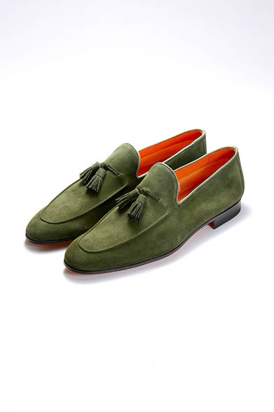 <strong>MAGNANNI｜マグナーニ</strong><br><br>  上品な見た目をキープしながらも、足下に涼しさを求めるなら、軽くて、柔らかなアンライニングのスリップオンを。すっと足にフィットする履き心地が、やみつきに。カラーバリエーションが豊富に揃っているのもうれしいポイントだ。 <br><br> シューズ4万3200円（マグナーニ｜阪急メンズ東京 地下1階／阪急メンズ大阪 1階）