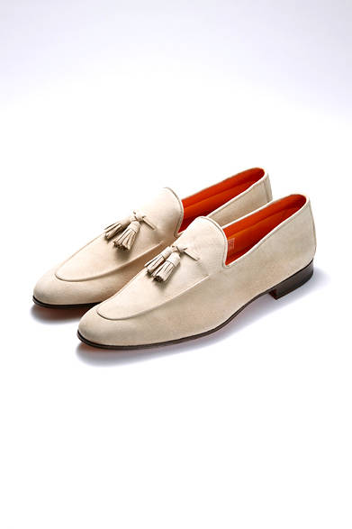 <strong>MAGNANNI｜マグナーニ</strong><br><br>  スペインの人気ブランドの新作は多彩な色合いが魅力。ラインナップは、ブラックスエード、ブラウンスエード、ベージュスエード、ブルースエード、レッドスエード、ダークグリーンスエードが揃う。今シーズンのトレンドのカラーパンツに合わせるスタイリングにオススメ。 <br><br> シューズ4万3200円（マグナーニ｜阪急メンズ東京 地下1階／阪急メンズ大阪 1階）