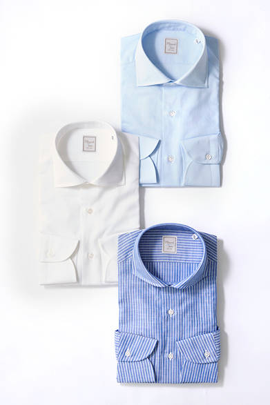 <strong>HITOYOSHI｜ヒトヨシ</strong><br><br>清涼感のあるコットン×リネンのシャツは、夏のスーツスタイルのインナーとしてうってつけ。楽な着心地に加え、ドライタッチで涼やかな肌触りを約束。タイドアップならきちんとした印象のワイドカラーが、ノータイで着こなすなら、いまどきな雰囲気のあるカッタウェイがおすすめ。 <br><br> シャツ各1万1880円 ［阪急メンズ限定］（ヒトヨシ｜阪急メンズ東京 地下1階／阪急メンズ大阪 1階）