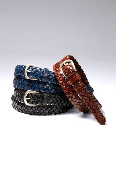 <strong>Anderson’s｜アンダーソンズ</strong><br><br>  相手にも伝わる視覚的なさわやかさを演出したいなら、細身のメッシュベルトがぴったり。2.5cm幅が夏の装いにマッチするだけでなく、剣先に向かって徐々に細く仕上げているため、ジャケットスタイルをシャープに見せてくれるだろう。 <br><br> ベルト各1万8360円（アンダーソンズ｜阪急メンズ東京 地下1階／阪急メンズ大阪 1階）