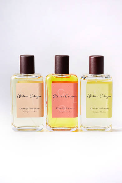 <strong>atelier cologne｜アトリエ・コロン</strong><br><br>  クールビズをさわやかに演出するなら、さり気ないコロンを纏う、という選択肢もおすすめ。この夏ぜひ手にしたいシトラス系。シャワー感覚で使用できる軽さとフレッシュ感を保ちながら、奥行きのある香りと持続力もしっかりある「アトリエ・コロン」なら、伝統的な香りから、バカンスを想わせる香りまで楽しめる。 <br><br> オードパルファン “コロン・アブソリュ”［100ml］（左から）オレンジ・サングイン、ポメロ・パラディ、セドラ・エニヴロン 各1万6200円 （アトリエ・コロン｜阪急メンズ東京 1階／阪急メンズ大阪 地下1階）※6月1日より価格変更（予価1万7280円）