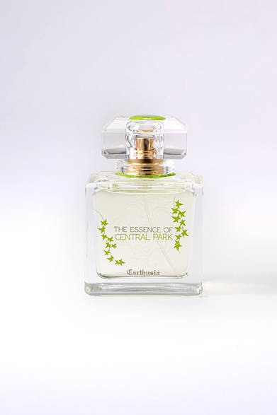 <strong>CARTHUSIA｜カルトゥージア</strong><br><br>  カプリ島の自然から生まれたカルトゥージアと、ニューヨークのセントラルパークがコラボレーションした「CENTRAL PARK（セントラルパーク）」。イタリアの青い海を思わせるさわやかなヘッドノートから、弾ける柑橘系、癒しのウッディな香りまで、奥深い広がりが特徴。 <br><br> オードパルファン［50ml］1万8360円（カルトゥージア｜阪急メンズ東京 1階／阪急メンズ大阪 地下1階）