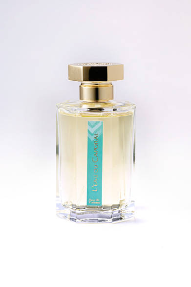 <strong>L’Artisan Parfumeur｜ラルチザン パフューム</strong><br><br>  独創的かつ無二の香りで人気の高いラルチザン パフュームのなかでも、調香師ジャック・フレイスによって作られた名作が「ロード カポラル」。朝陽のようなさわやかさとエレガンスに満ちた心地良い刺激をもつ、アロマティックでハンサムな香りだ。 <br><br> オード トワレ［100ml］1万9440円（ラルチザン パフューム｜阪急メンズ東京 1階／阪急メンズ大阪 地下1階）