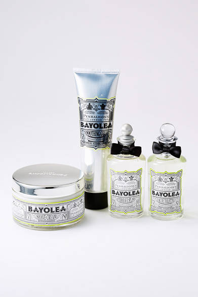 <strong>Penhaligon’s｜ペンハリガン</strong><br><br>  我慢ではなく心地良く過ごすことも、クールビズの大切なポイント。英国王室御用達ブランドのグルーミングコレクション「BAYOLEA」なら、爽快なアロマからブラックペッパーへと移ろう豊かな香りで、日々のグルーミングをリラックスタイムに。 <br><br> オードトワレ［100ml］2万1600円、シェープクリーム［150ml］7560円、アフターシェーブスプラッシュ［100ml］6480円、アフターシェーブジェル［150ml］6480円（ペンハリガン｜阪急メンズ東京 1階／阪急メンズ大阪 地下1階）