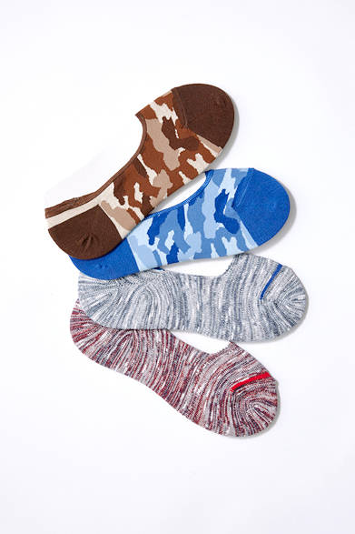 <strong>2D’est｜ドゥデスト</strong><br><br>  いまや夏のファッションに欠かせないアイテムとなったシューズインソックスは、無地だけではなくこんな遊びのきいた色柄をもっておくと、トレンド感のある装いに。靴を脱いでちらっと見えると、遊び心として相手に伝わるというメリットも。 <br><br> シューズインソックス1080円 ［阪急メンズ限定］（ドゥデスト｜阪急メンズ東京 地下1階／阪急メンズ大阪 地下1階）